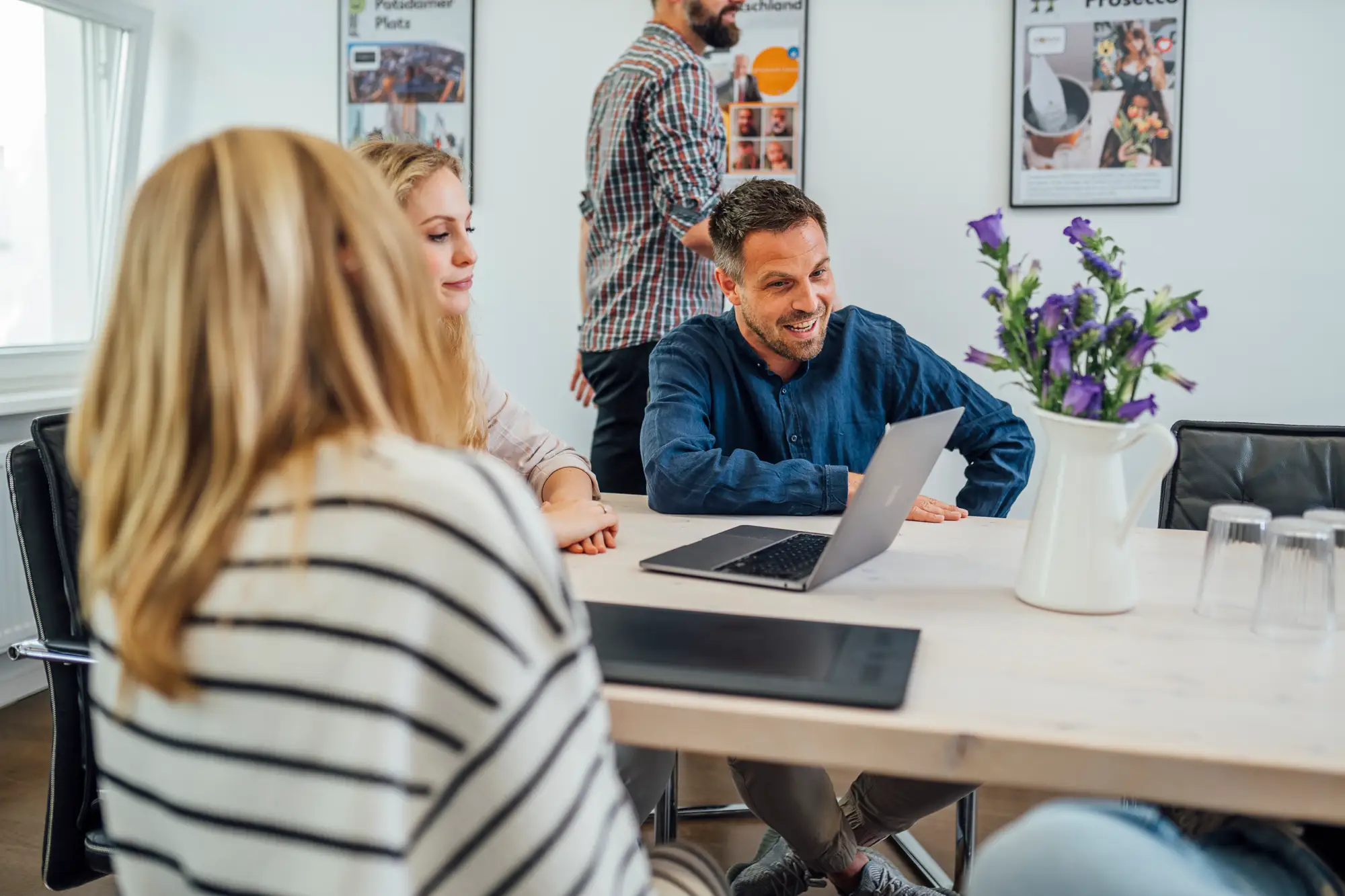 Strategisches Automotive-Marketing-Team bei der Planung