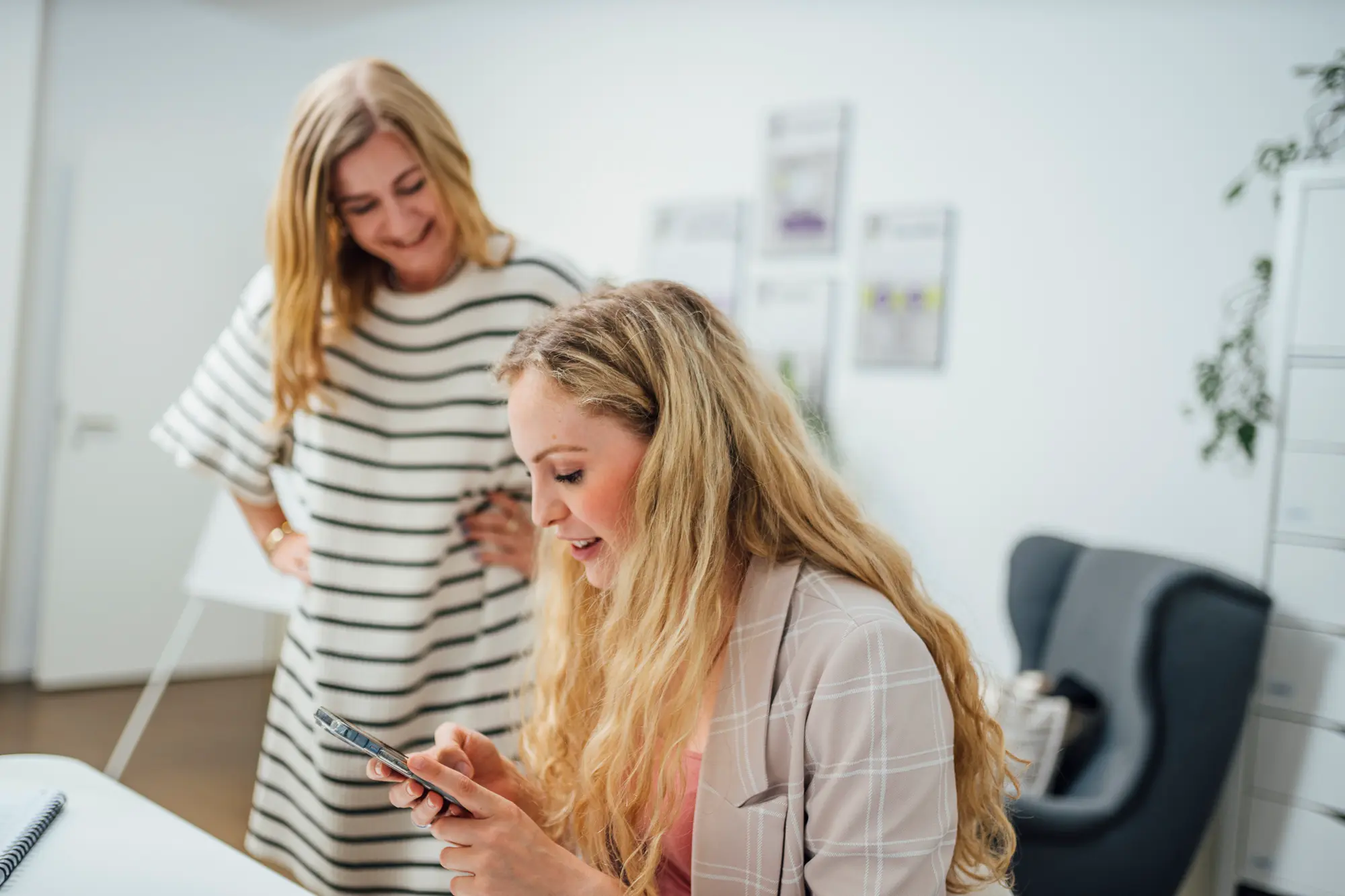 Social-Media-Team erstellt Content fuer Verbraucherkommunikation