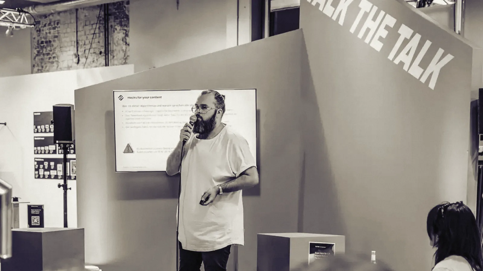 Vortrag zur KI-Suche auf einer Konferenzbühne vor Publikum